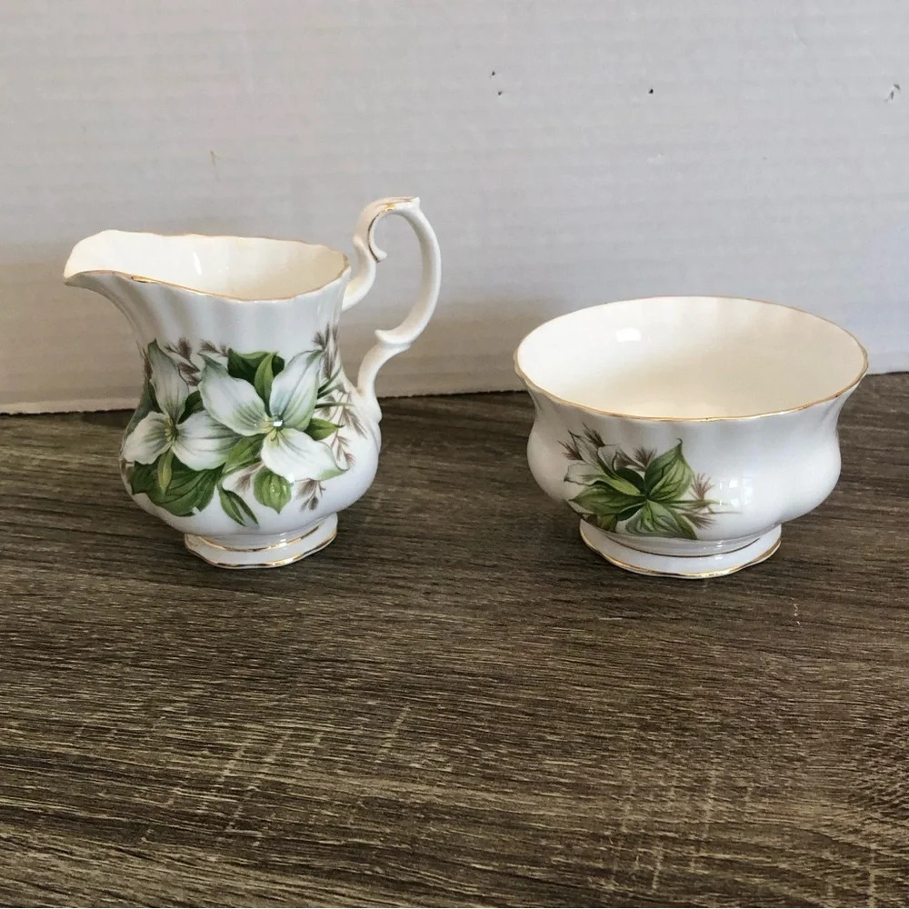 Vtg Royal Albert Trillium Sugar and Creamer